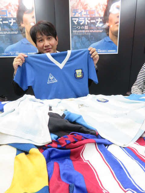 86年W杯メキシコ大会のウルグアイ戦でマラドーナが着用したユニホームを手にする永井孝英氏