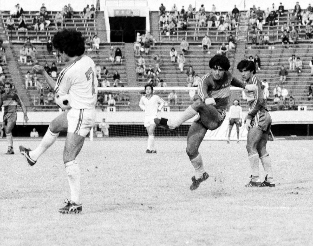 日本代表対ボカ・ジュニアーズ　ゴールを決めるマラドーナ（1982年1月16日）　