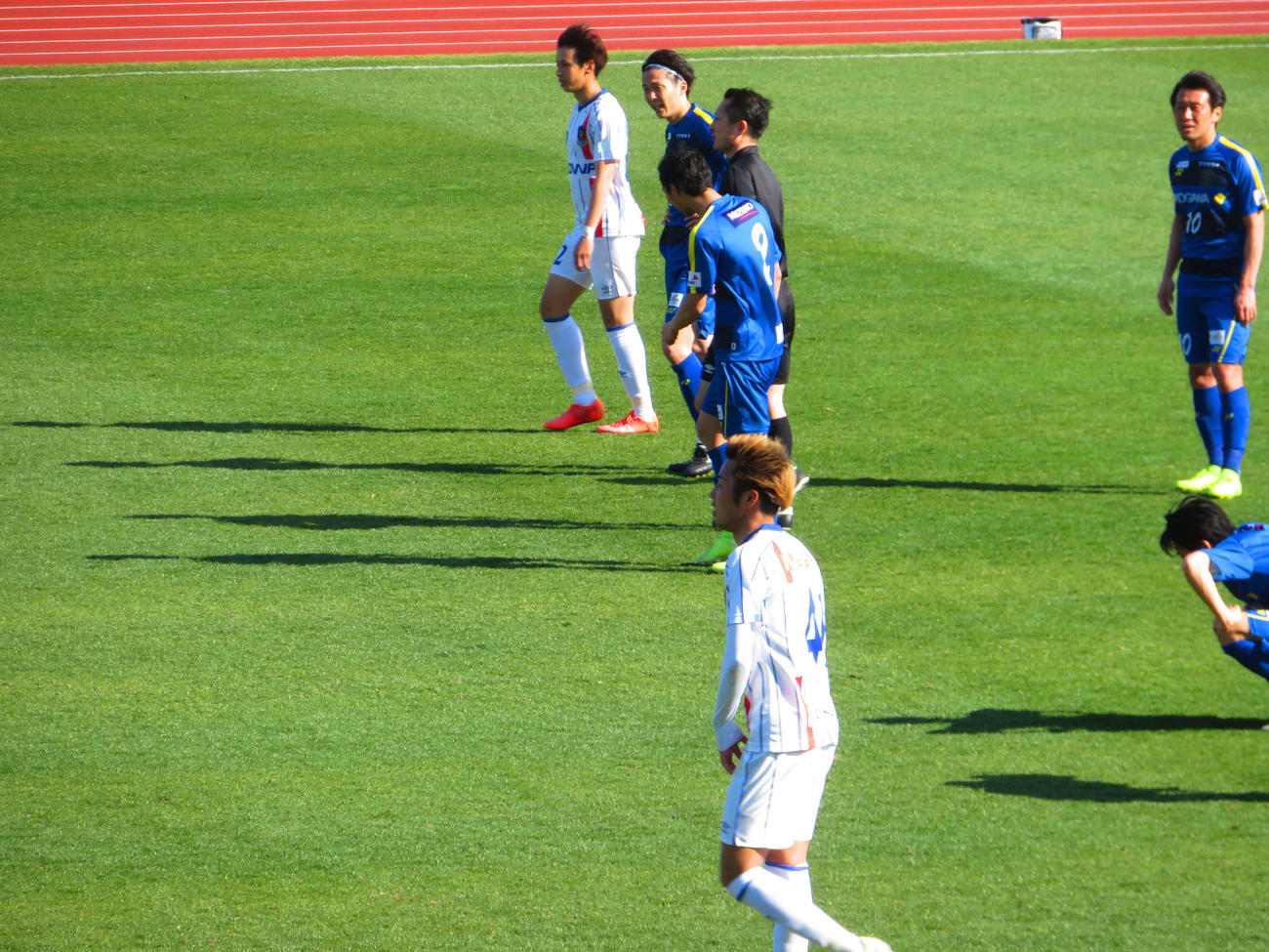 2－2の引き分けで試合終了のホイッスル。翠のピッチに選手たちの長い影が伸びた