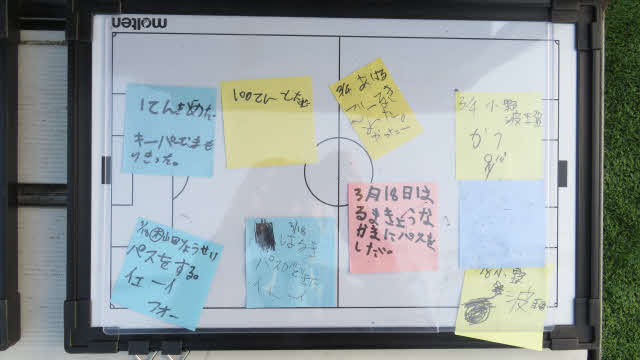 子どもたちは自らのテーマを白板に貼って練習に取り組む