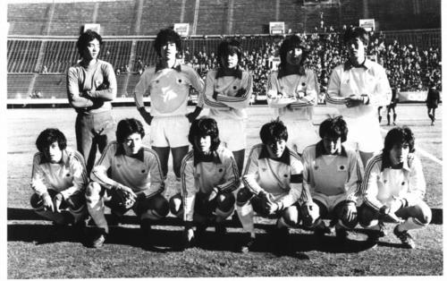 1980年12月14日に日本代表シニアと対戦した日本代表。前列左から3人目が当時19歳の戸塚哲也