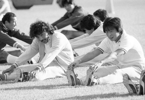 つま恋合宿で並んでストレッチをする与那城ジョージ(左)と戸塚哲也 (1985年10月25日)