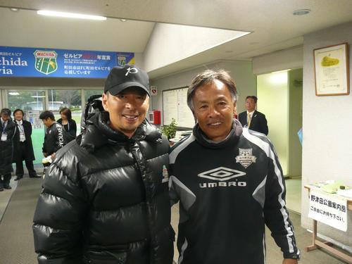 JFLで対戦した町田ゼルビア・戸塚監督(左)とニューウェーブ北九州・与那城監督(2009年3月22日)