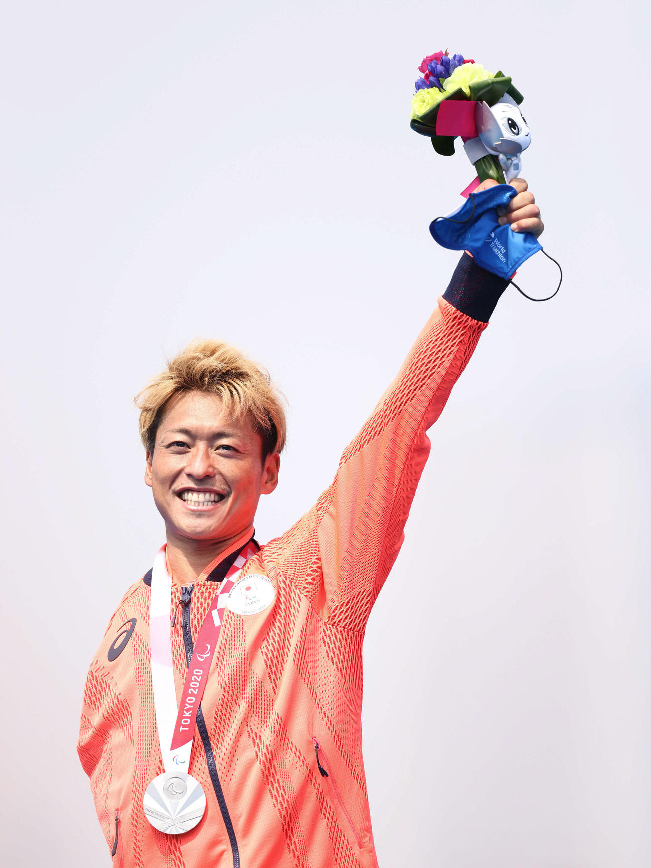 メダルセレモニーで銀メダルを首から下げ、笑顔で手を振る宇田（撮影・河田真司）