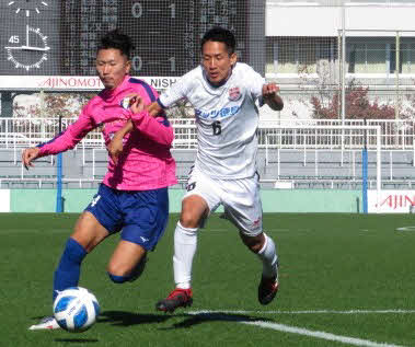 FC．ISE－SHIMA戦でプレーするFC徳島MF須ノ又（右）