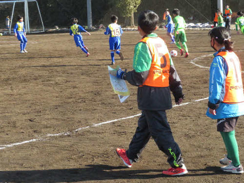 子どもが審判する中、試合が進む