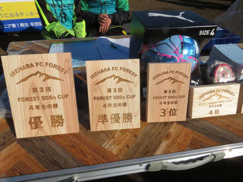間伐材でつくられた表彰盾