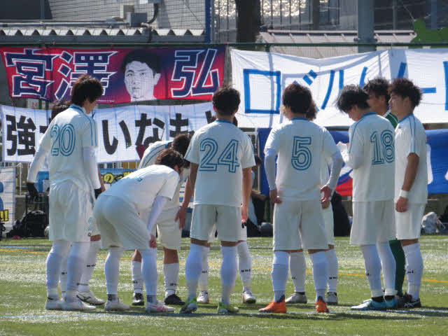 今季初戦を前に円陣を組む南葛SCメンバー