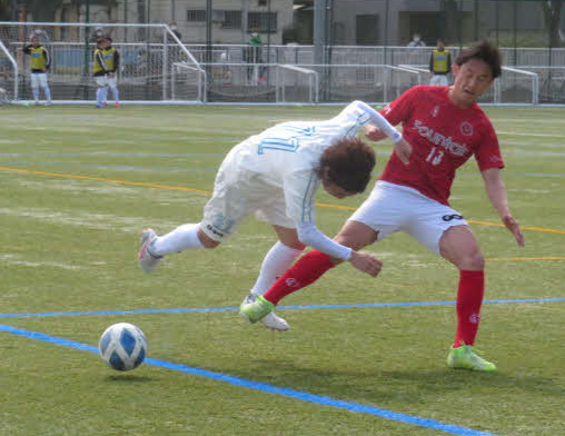 南葛SCのFW楠神は相手の激しいチャージを受ける