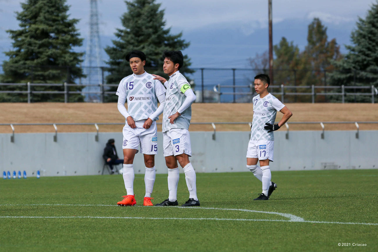 試合のピッチに主将として立つクリアソン新宿DFだった井筒さん（中央）（Ｃ）2021　Criacao