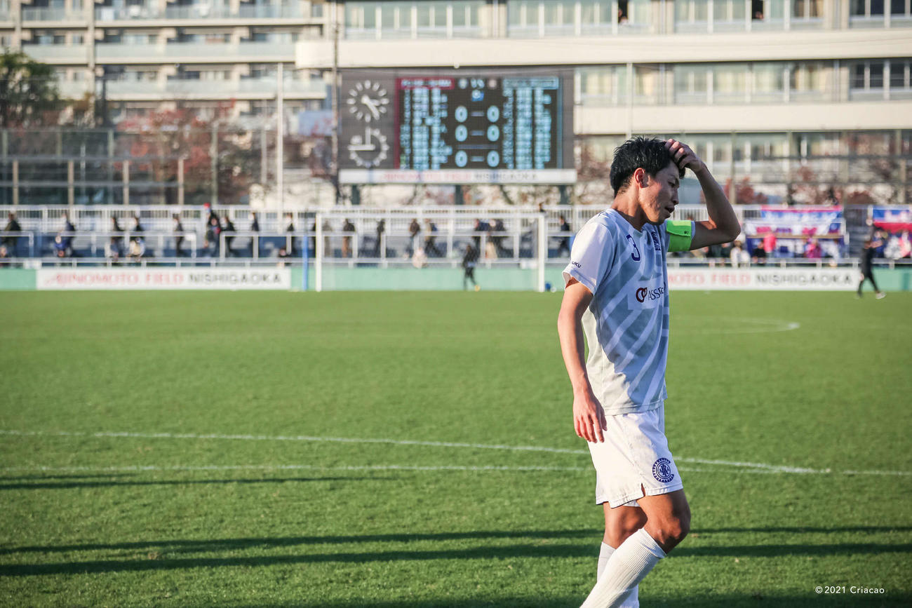 昨季、試合を終えピッチを後にする井筒さん（Ｃ）2021　Criacao