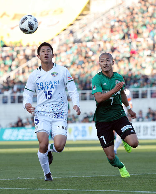 ボールを追う徳島DF井筒陸也（左）と松本FW前田大然＝2018年11月17日