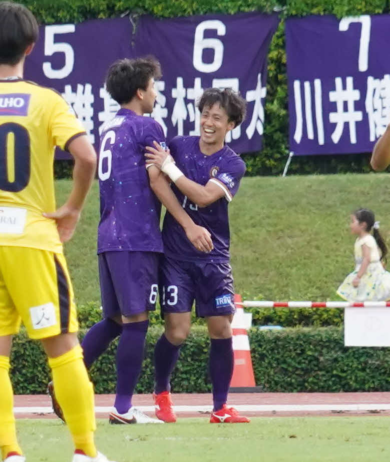 JFL第18節クリアソン新宿対東京武蔵野ユナイテッドFC　後半に得点をあげて祝福される高橋滉也（右）（撮影・佐藤成）
