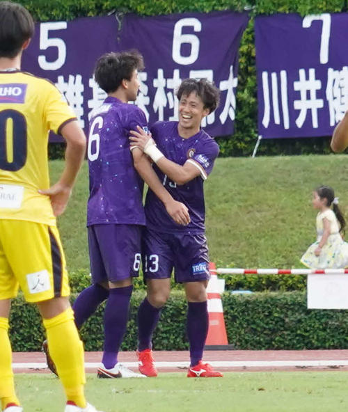 JFL第18節クリアソン新宿対東京武蔵野ユナイテッドFC　後半に得点をあげて祝福される高橋滉也（右）（撮影・佐藤成）