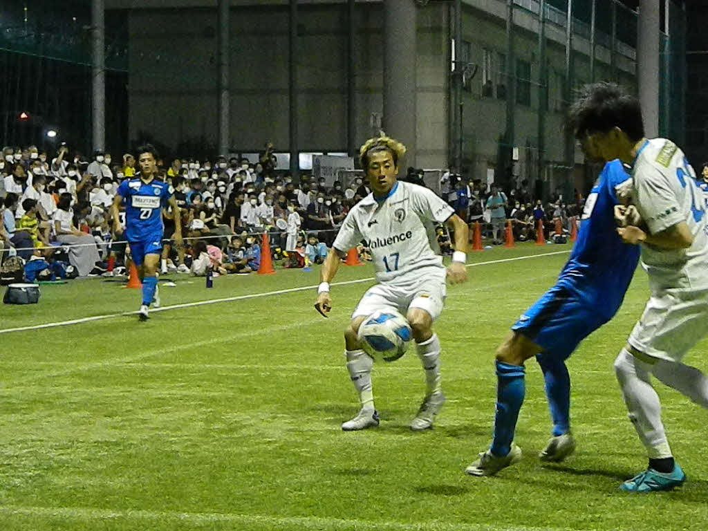 東京ユナイテッド（青）と南葛SC（白）は球際で激しく競り合った