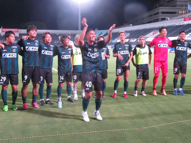 試合後、サポーターに勝利の歌を届ける藤野