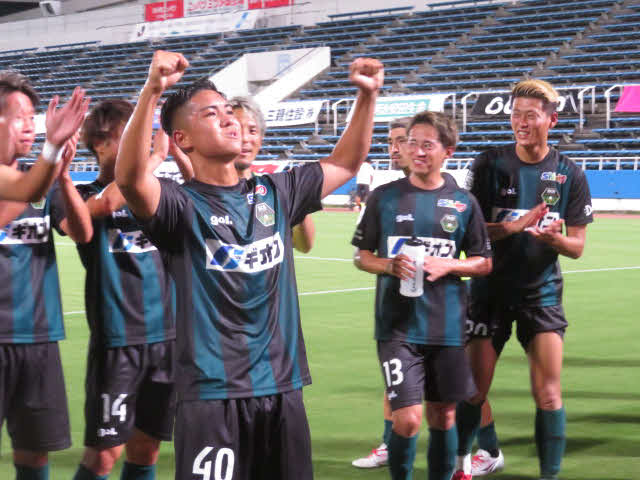 試合後にサポーターに向けて誇らしげにガッツポーズを取った藤野