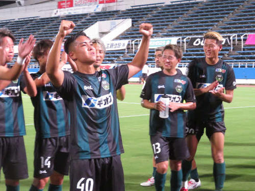 試合後にサポーターに向けて誇らしげにガッツポーズを取った藤野