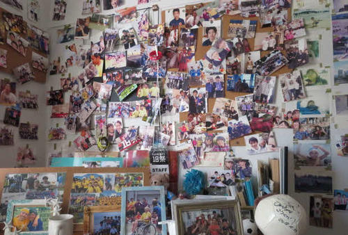 自室の壁に貼られたコウの思い出の写真