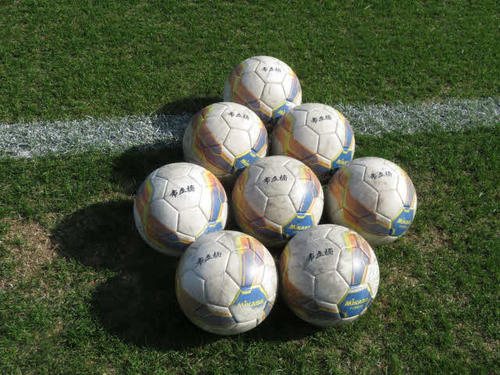 きれいに並べられたボールに、高校サッカーの教育的な側面を見る