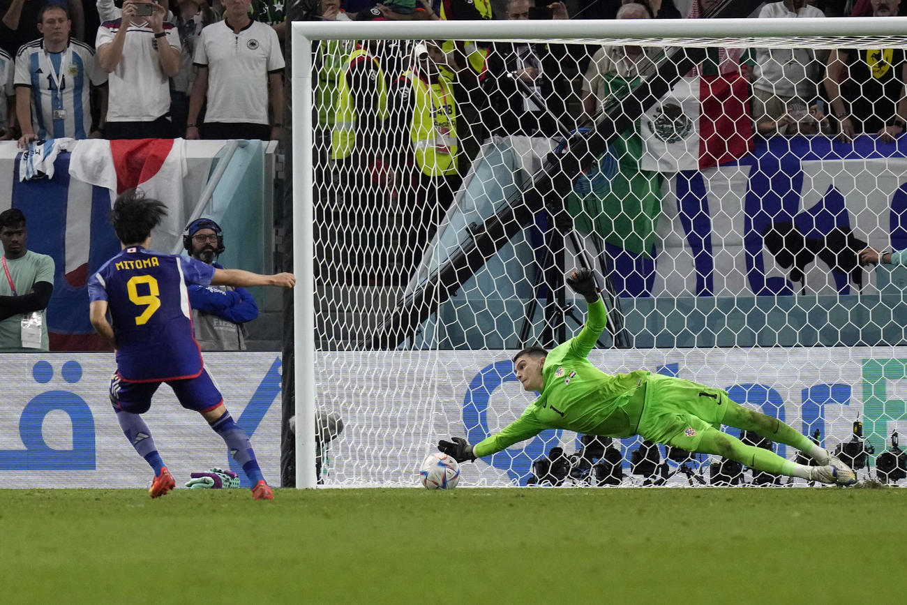 クロアチアGKリバコビッチにPKを阻まれる三笘（AP）