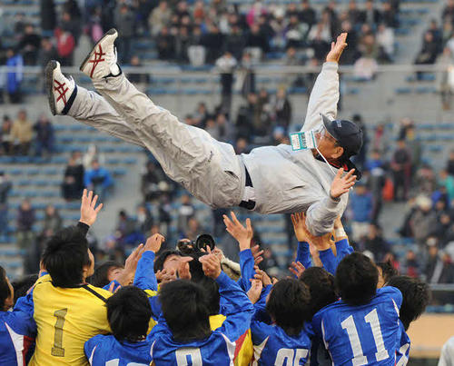 全国選手権で初出場初優勝を飾り、胴上げされる山梨学院の横森監督　（2010年1月11日）