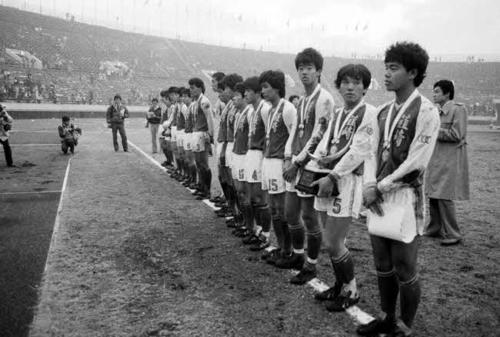 準優勝でスタンドにあいさつする羽中田（右から4人目）ら韮崎イレブン（1983年1月8日）