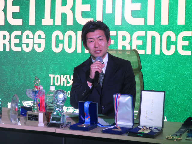 マイクを手に質問に答える原口さん