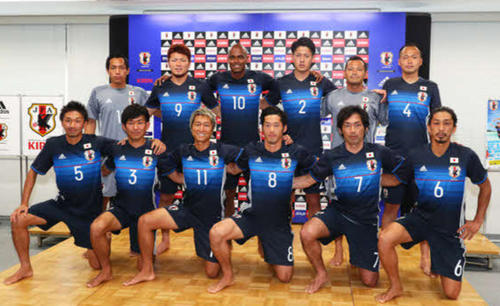 17年W杯に臨む日本代表メンバー。前列左から2人目が原口さん