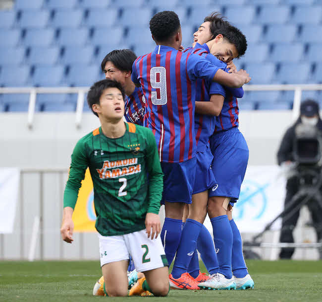 青森山田戦で同点ゴールを決め、野田（右奥）はチームメートと喜び合う（2021年1月11日）
