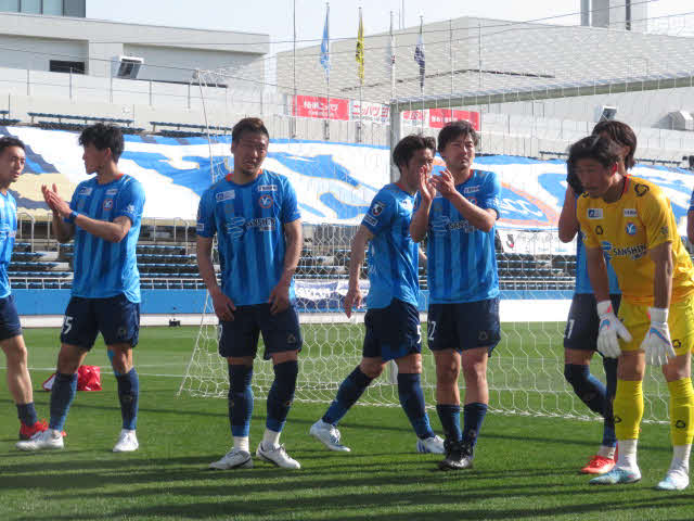試合後、ファンにあいさつする松井（右から3人目）