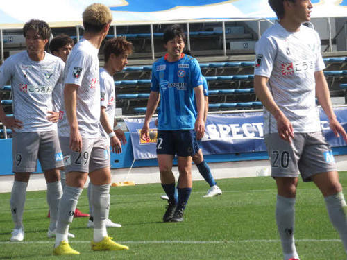 YSCC横浜の松井大輔は後半途中から出場。ゴール前で得点チャンスをうかがう