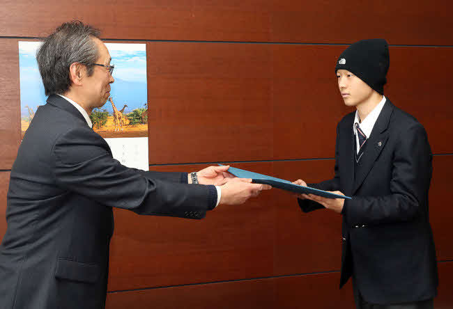 校長室で卒業証書を授与される（2018年3月7日）