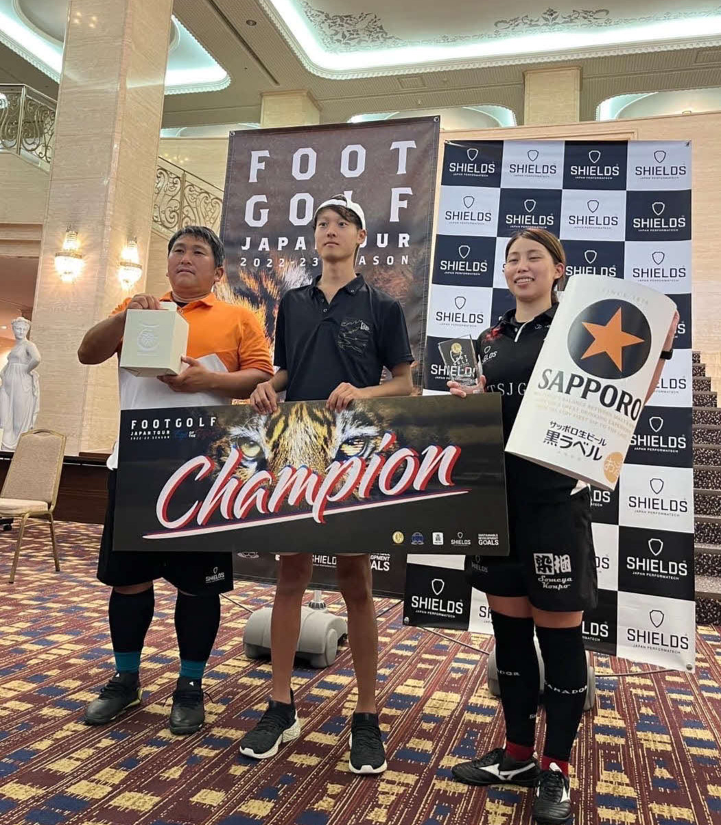 静岡カップの表彰式で各部門の優勝者と並ぶ（2022年9月25日）
