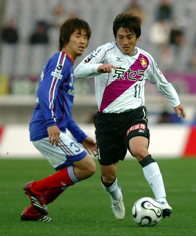 横浜DF栗原（左）のマークをはずしボールをキープする京都MF星　（2006年3月5日）