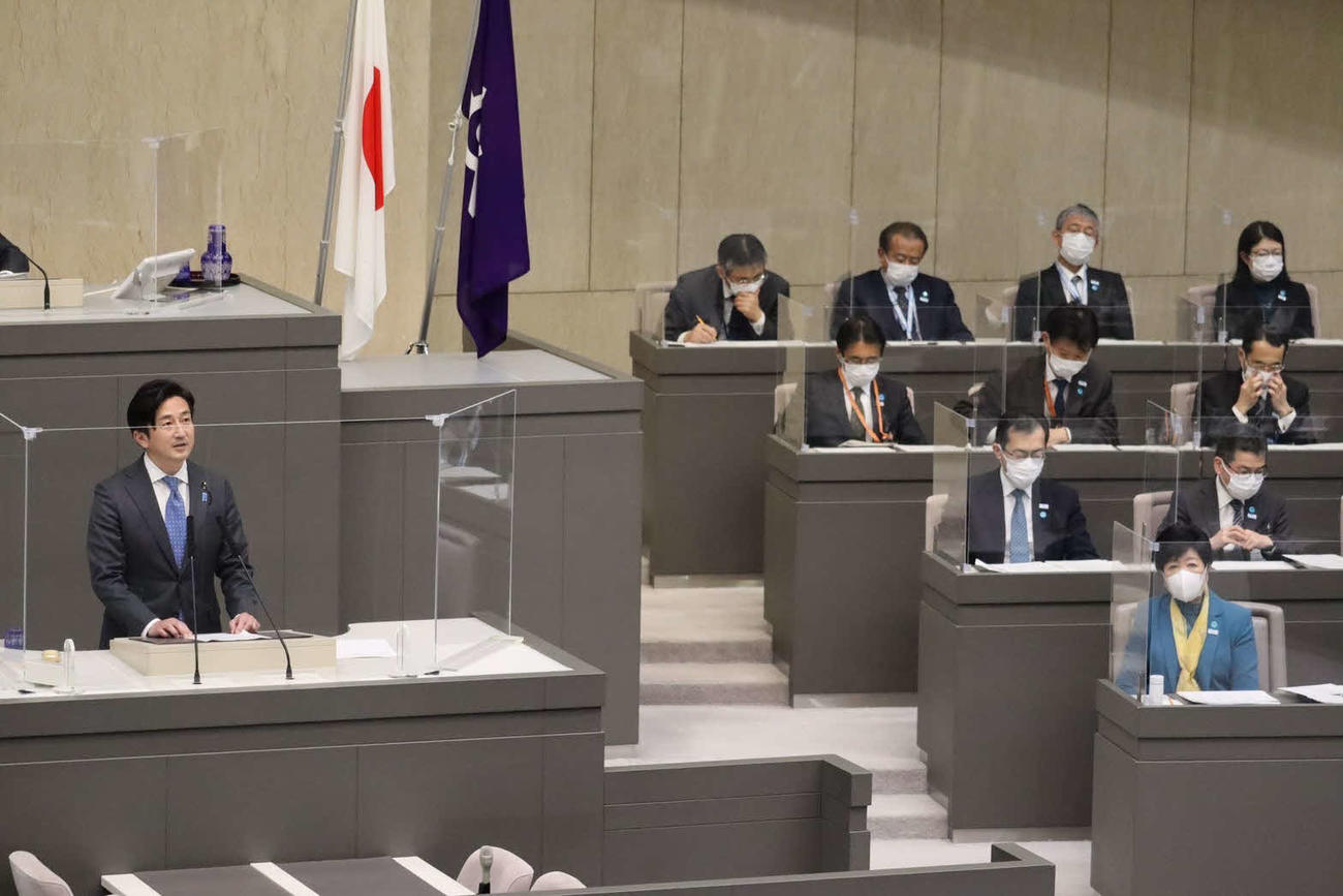 小池都知事（右最前列）の前で質問する星都議（左）