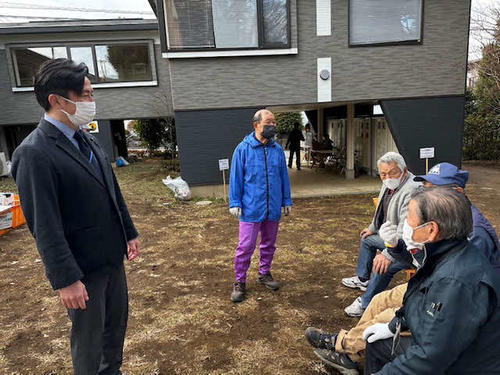 地元住民と語らう星議員