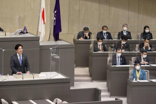 小池都知事（右最前列）の前で質問する星都議（左）
