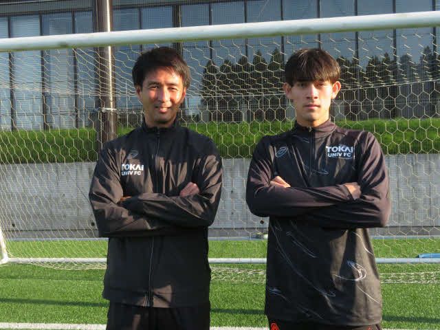 東海大の浅田忠亮ヘッドコーチ（左）と長江皓亮主将