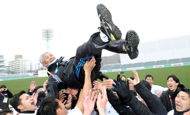 アタリマエニ杯で優勝し、選手たちから胴上げされる東海大の今川正浩監督（2021年1月23日）