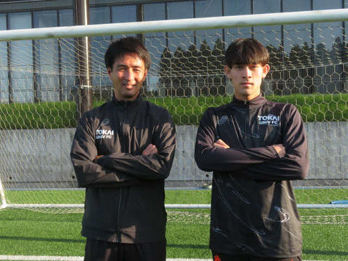 東海大の浅田忠亮ヘッドコーチ（左）と長江皓亮主将