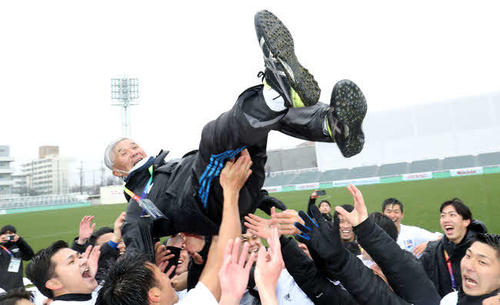 アタリマエニ杯で優勝し、選手たちから胴上げされる東海大の今川正浩監督（2021年1月23日）