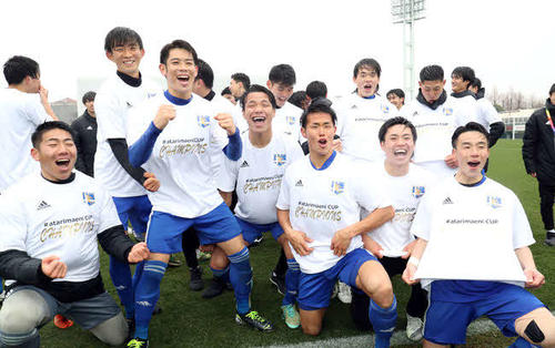 優勝し、チャンピオンTシャツを着て、喜びを爆発させる米沢哲哉主将（左から3人目）ら東海大の選手たち（2021年1月23日）