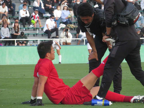 足を痛めたGK佐藤の状態を確認する浅田HC