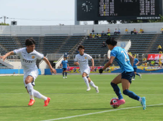 後半にドリブルで持ち込むYS横浜の福田