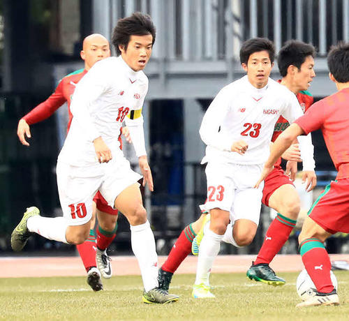 全国選手権でプレーする東福岡の福田兄弟。左は兄のMF湧矢、右は弟のMF翔生（2017年12月31日）