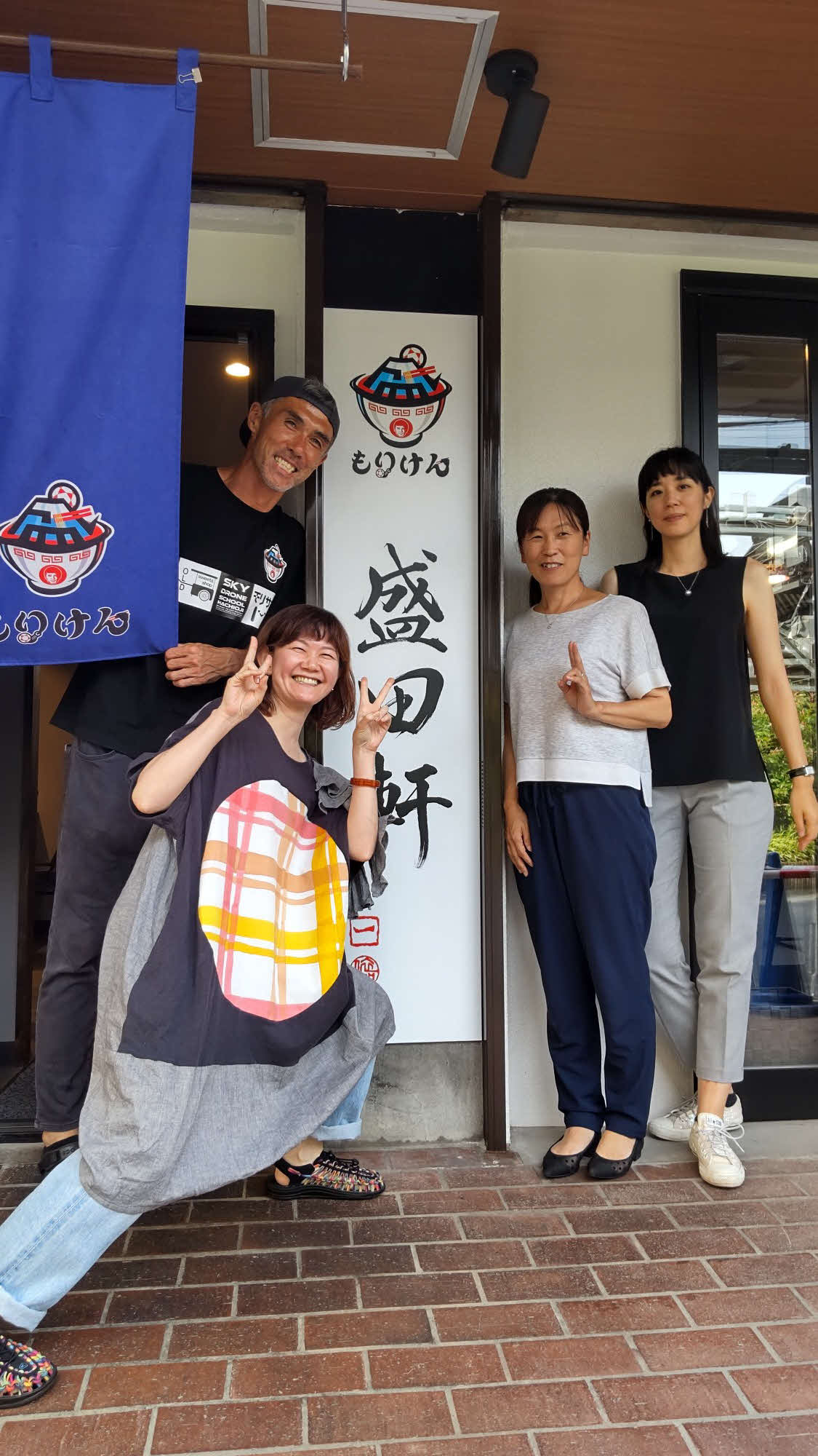 盛田さんの高校時代の同級生3人が来店し、記念撮影