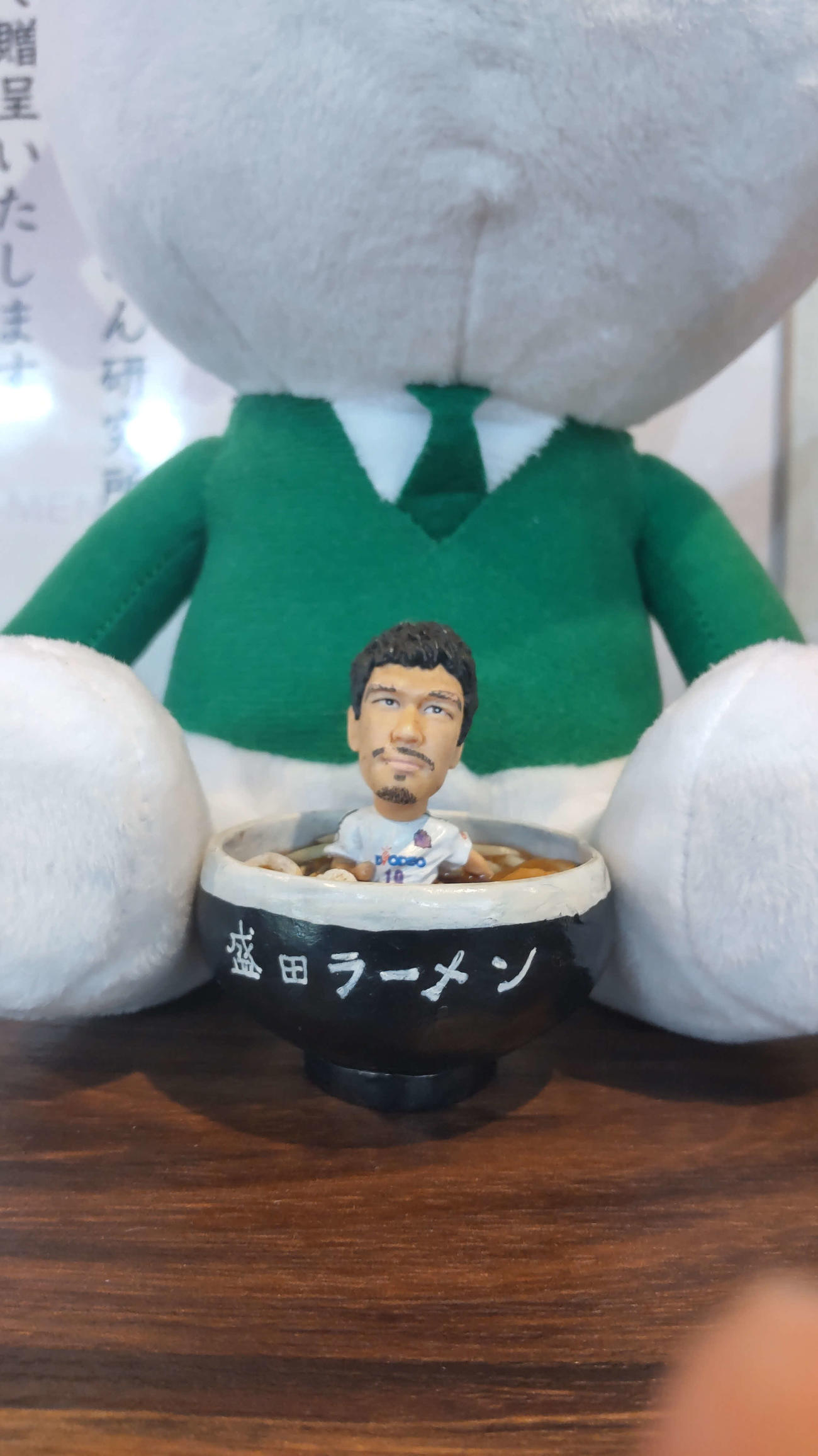 店内に飾られた盛田さんのフィギュア