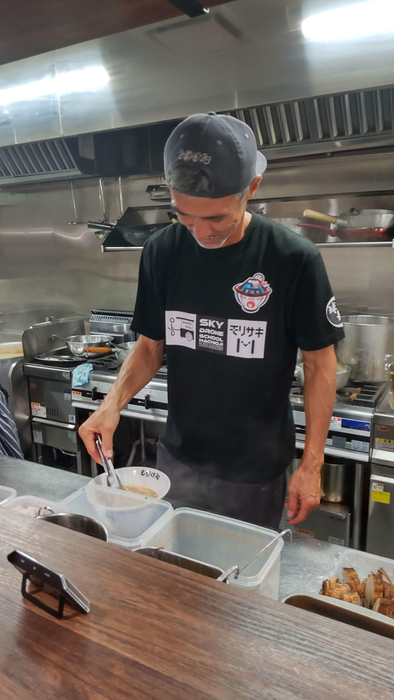 ラーメンにトッピングを盛る