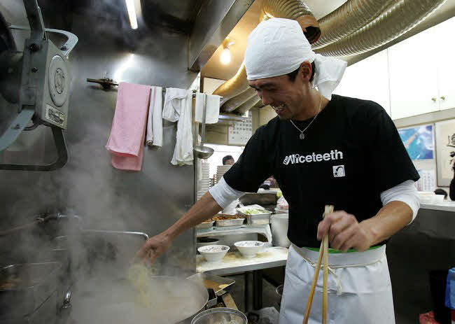 インターンシップ体験でラーメンづくりに挑戦した広島時代の盛田（2006年1月7日）